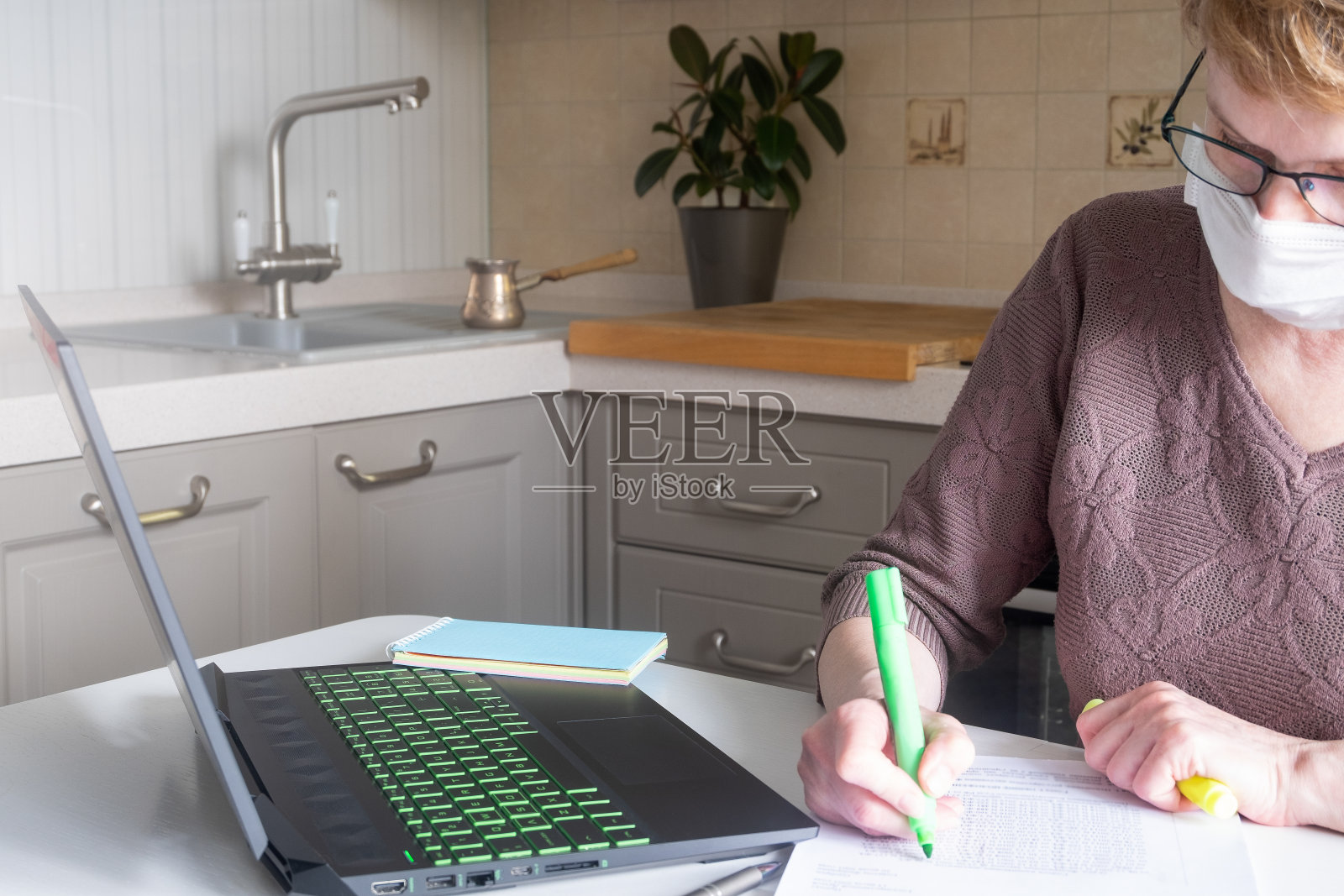 一个坐在桌子旁使用笔记本电脑的女人照片摄影图片