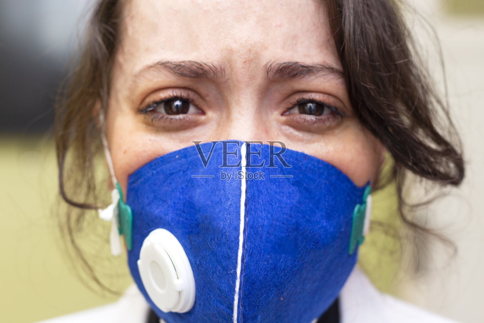 戴蓝色面具，因疫情感到恐惧哭泣的美丽眼睛的女人照片摄影图片