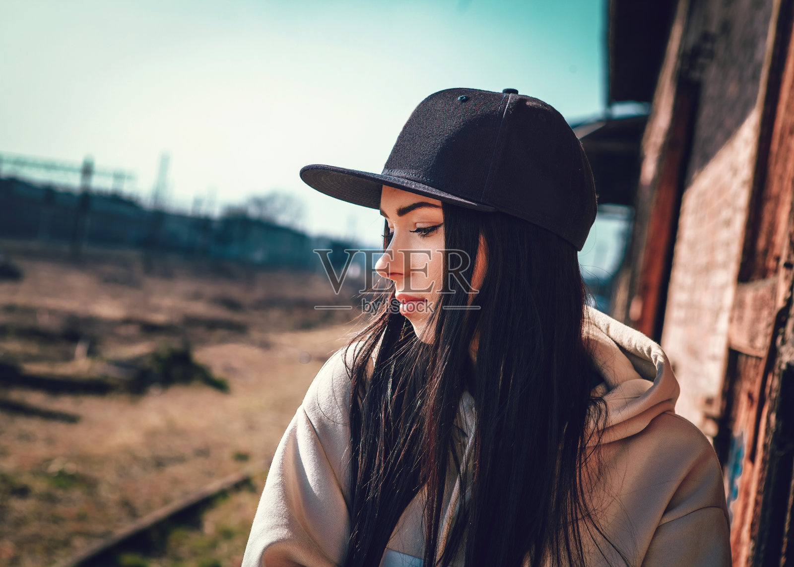 一个戴棒球帽的漂亮女孩照片摄影图片