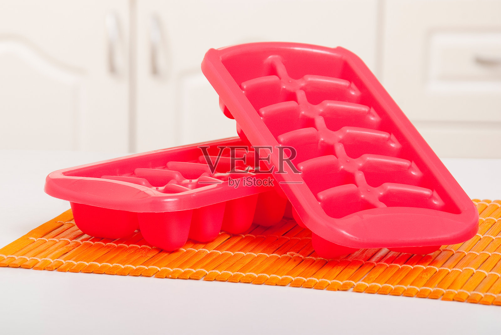 冰盘放在冰箱里照片摄影图片