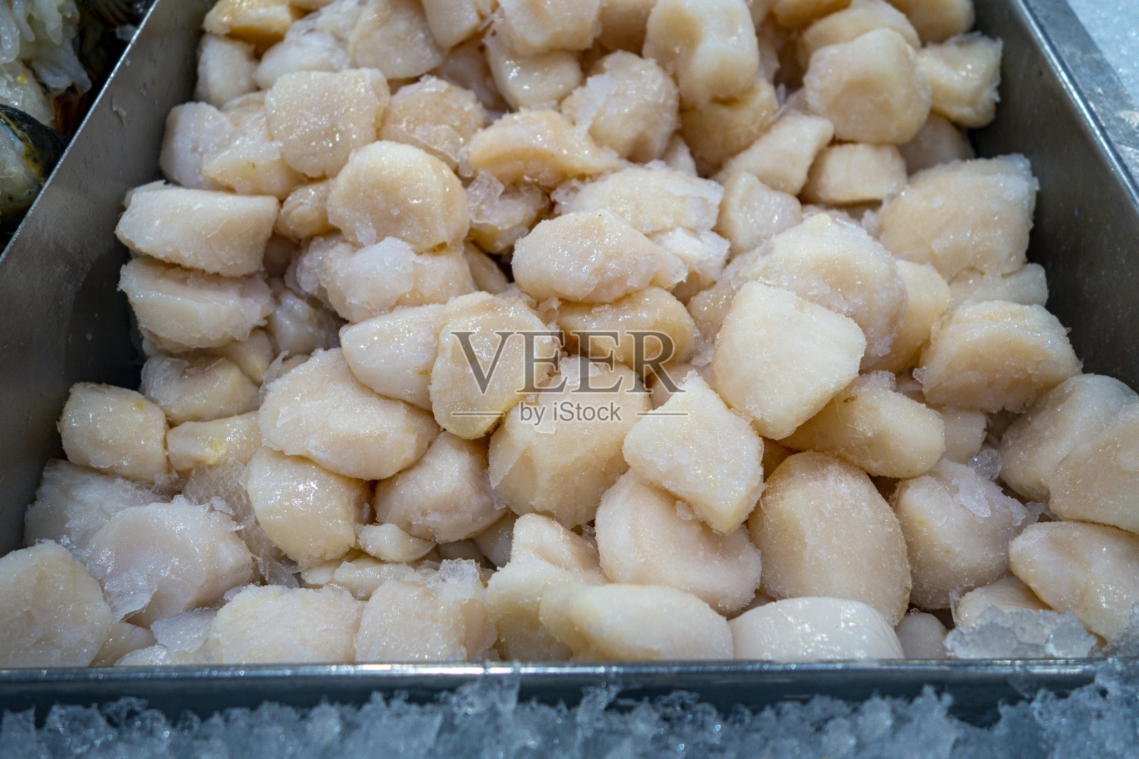 鲜鱼市场上的冰鲜扇贝照片摄影图片