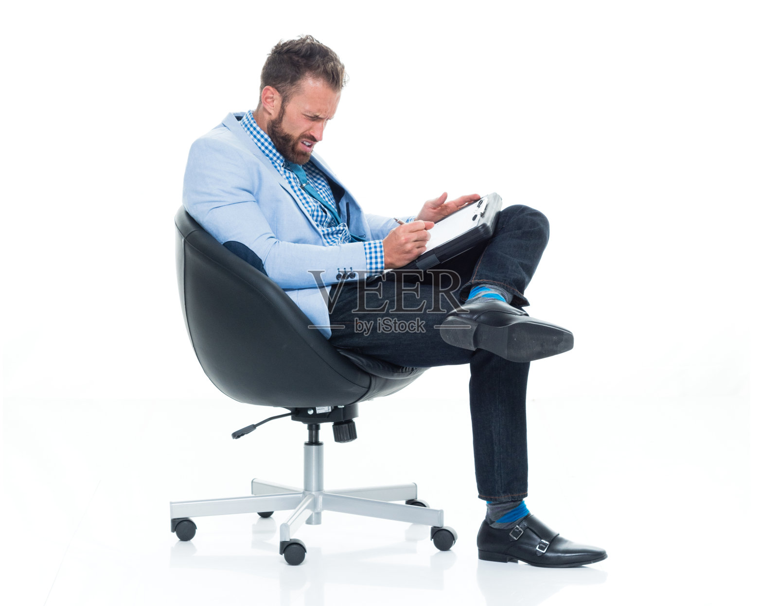 白人男性商人休息在前面的白色背景穿着纽扣衬衫和持有做清单照片摄影图片