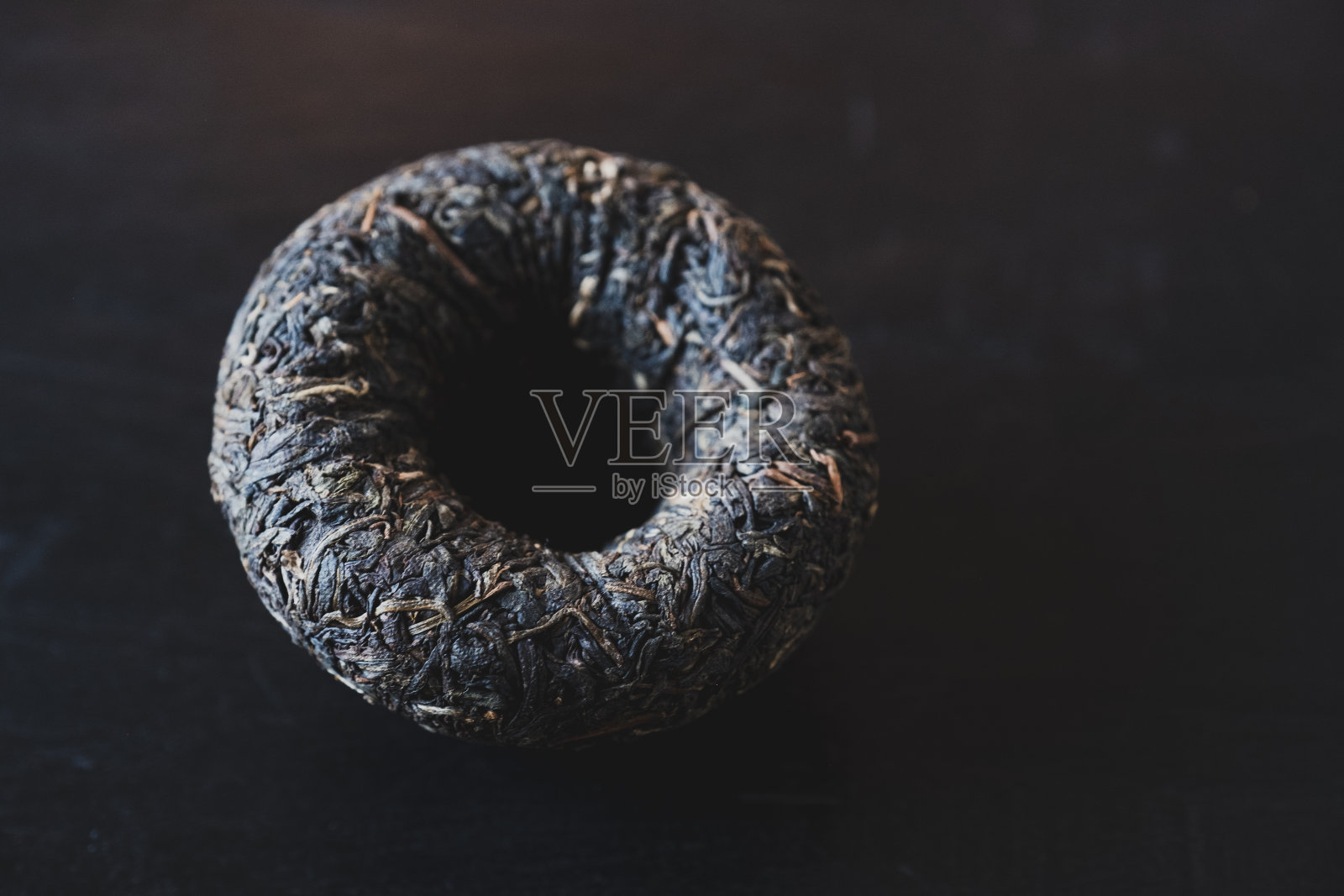 茶道用的压普洱茶。照片摄影图片