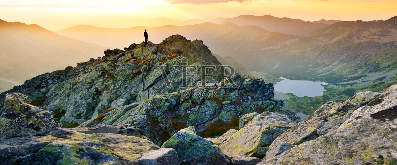 横幅，网页或封面模板的人在山顶上看美丽的风景在山上在夏季彩色日落在高塔特拉斯斯洛伐克。复制空间和全景比率照片摄影图片