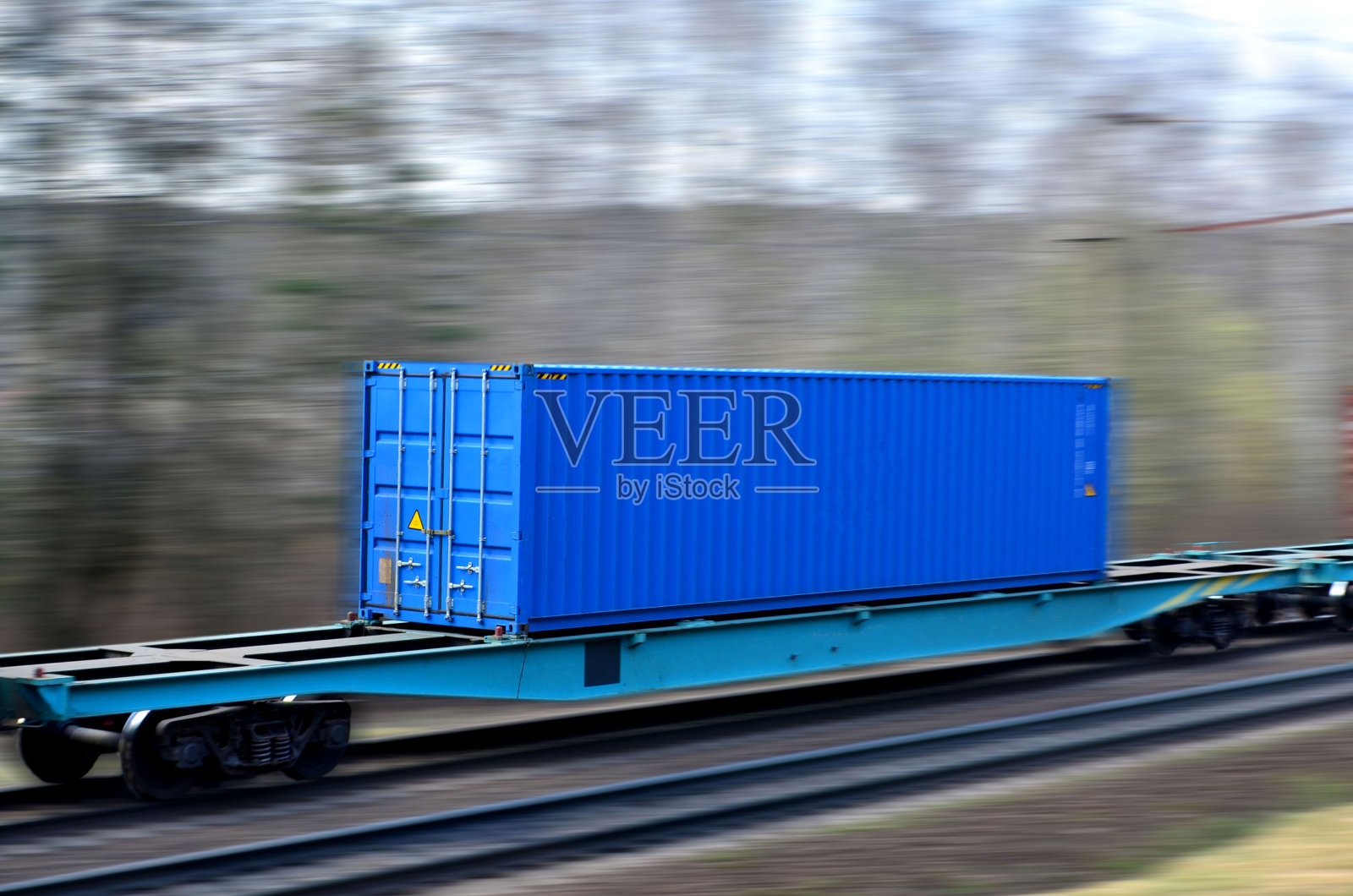 铁路货运列车与货运集装箱运动模糊效果照片摄影图片