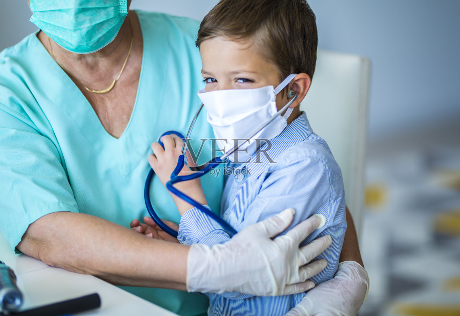 小男孩拿着听诊器，戴着医用口罩库存照片照片摄影图片