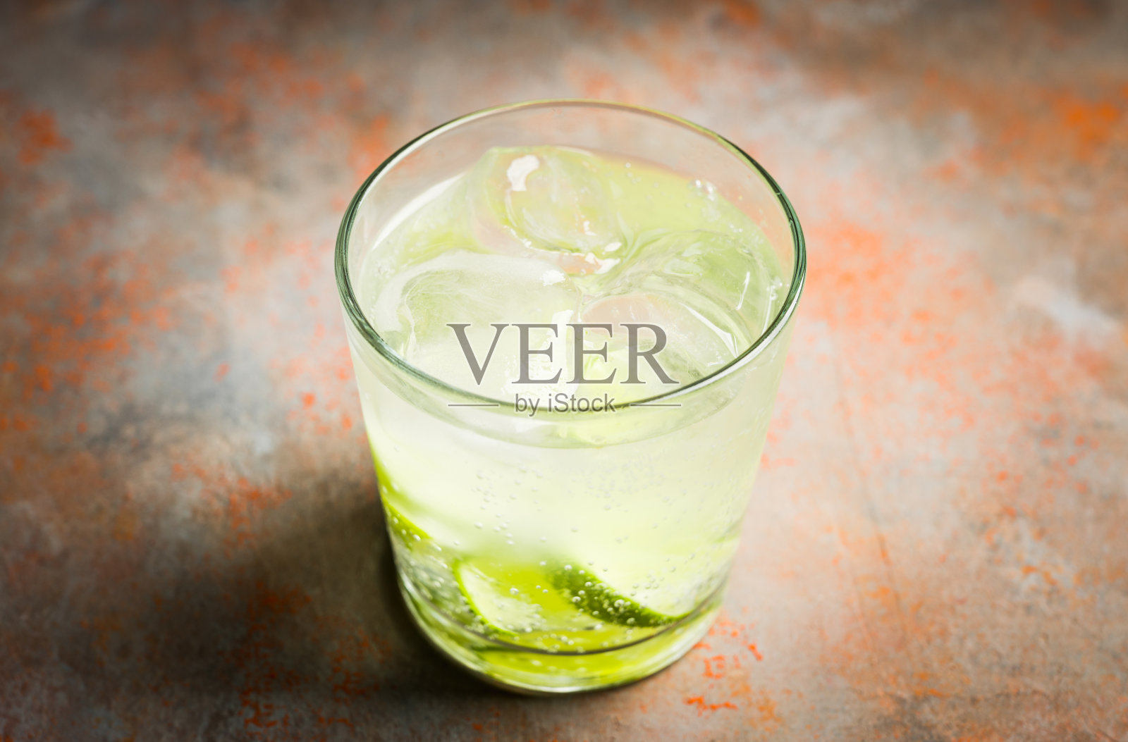 以朗姆酒为基础的乡村鸡尾酒凯匹林亚鸡尾酒(古巴利布利的变体)照片摄影图片