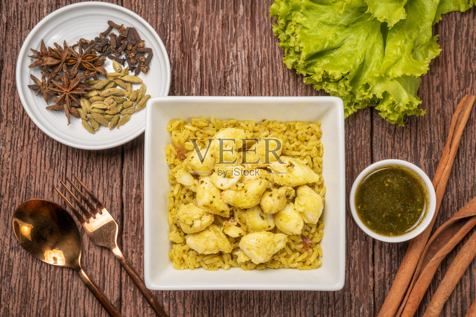 香辣黄咖喱蟹饭，泰式黄咖喱蟹饭配香菜酱照片摄影图片