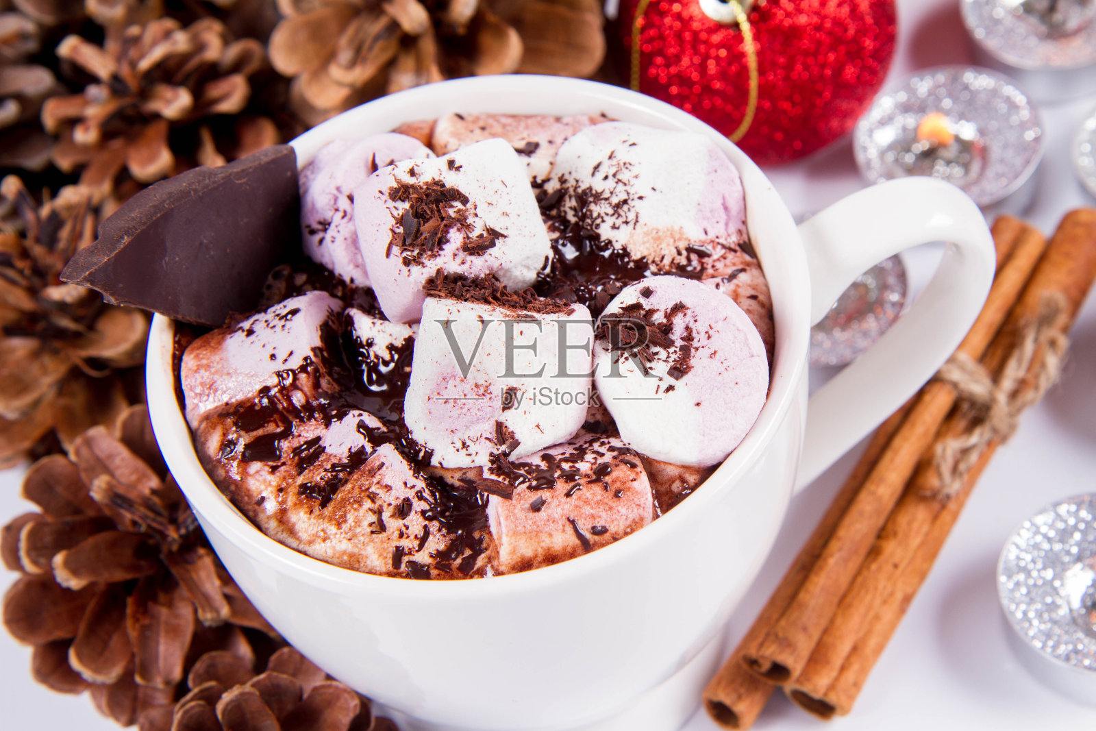一杯加棉花糖的热巧克力照片摄影图片