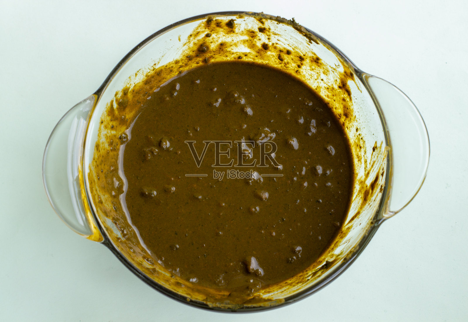 头发用指甲花，在深盘里稀释，背景要亮照片摄影图片