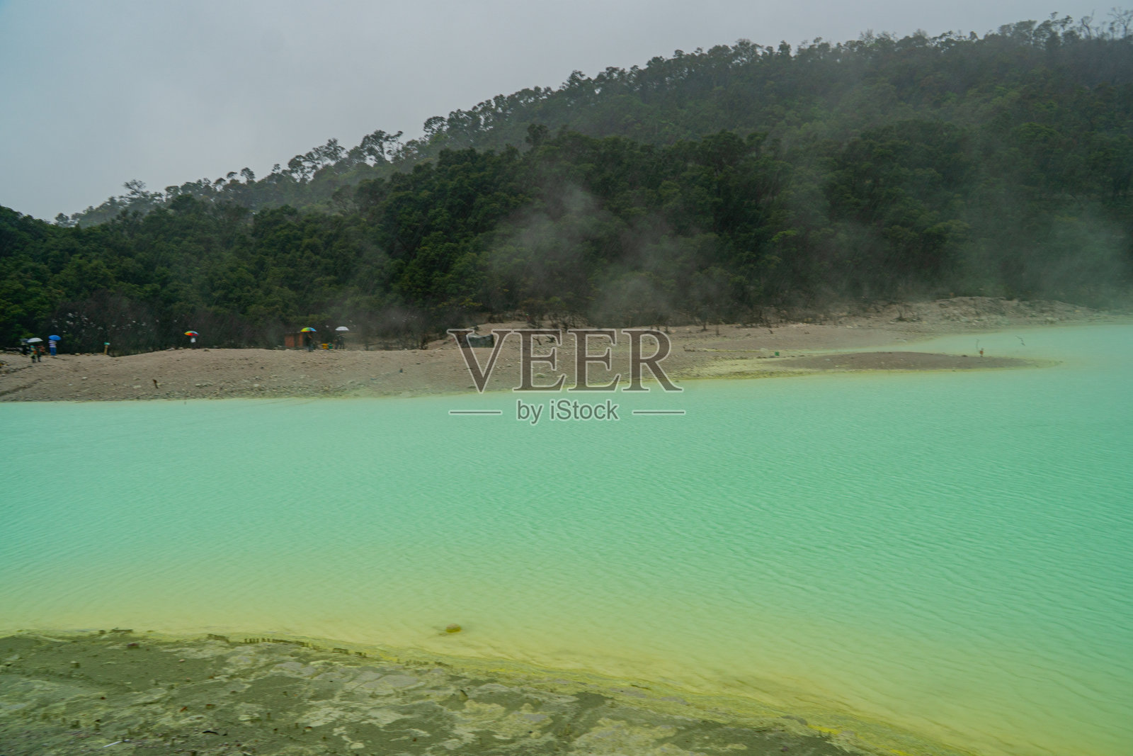 印尼爪哇岛上美丽的卡瓦普提火山湖照片摄影图片