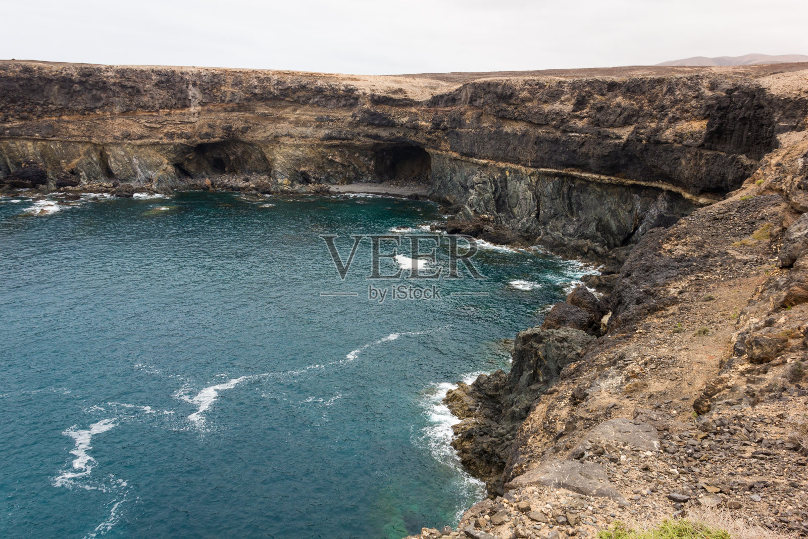 西班牙富埃特文图拉悬崖上的阿胡伊洞穴照片摄影图片