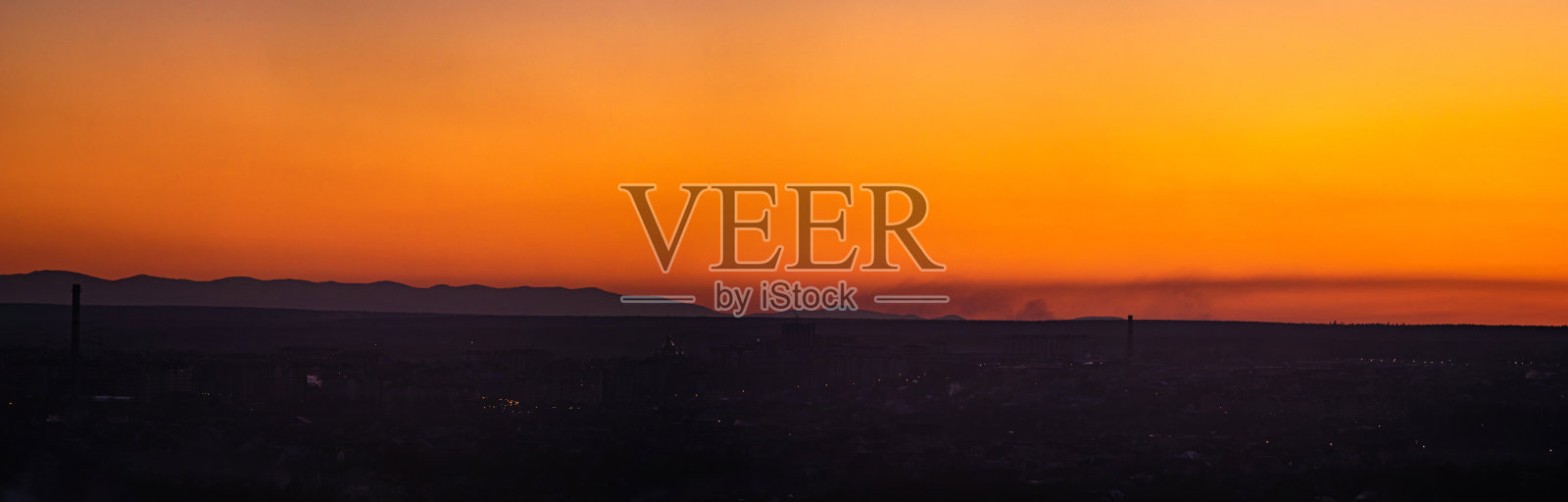 春天城市背景上的日落照片摄影图片