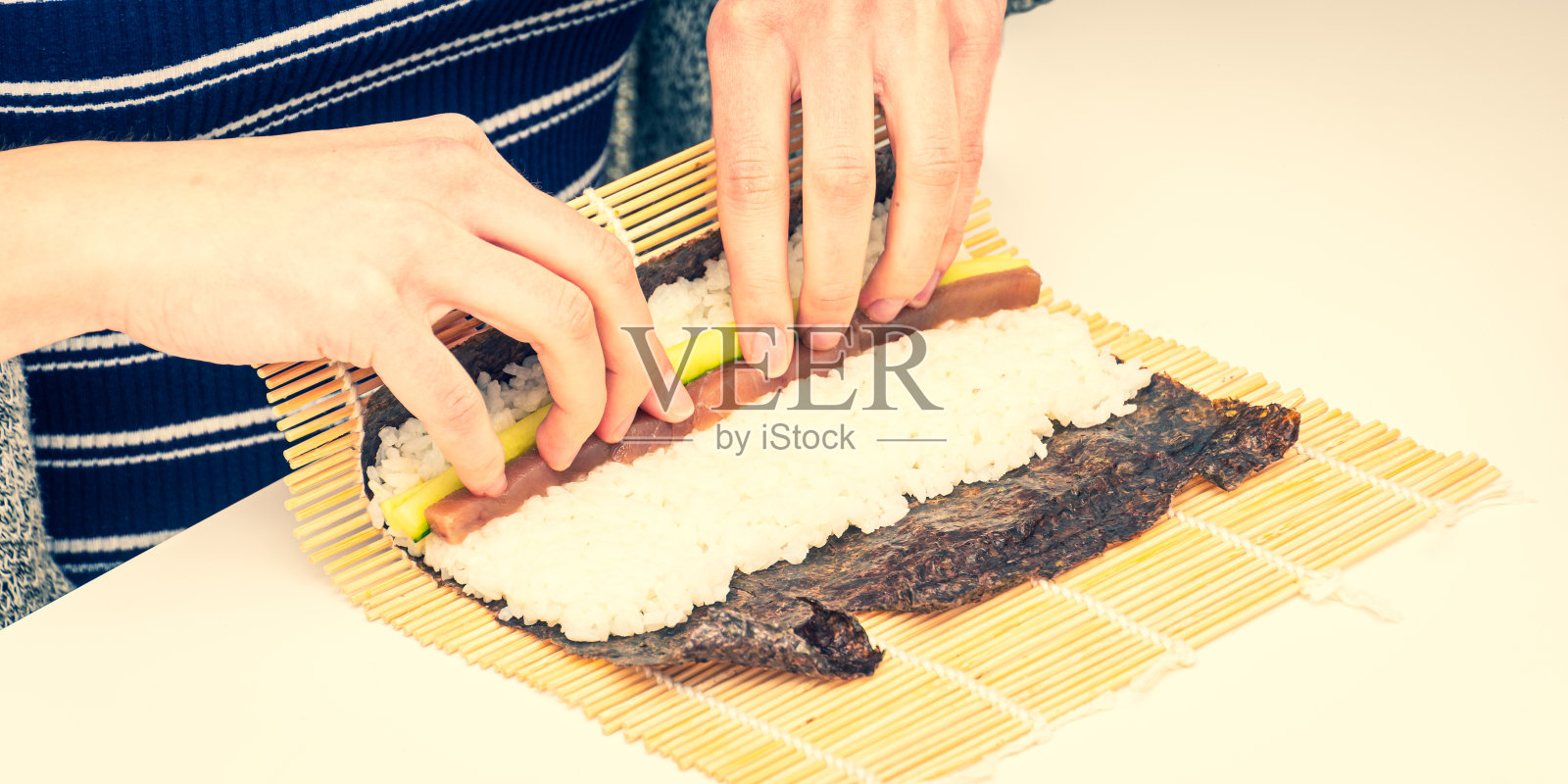 寿司卷日本食物金枪鱼黄瓜准备原料卷在海藻片照片摄影图片