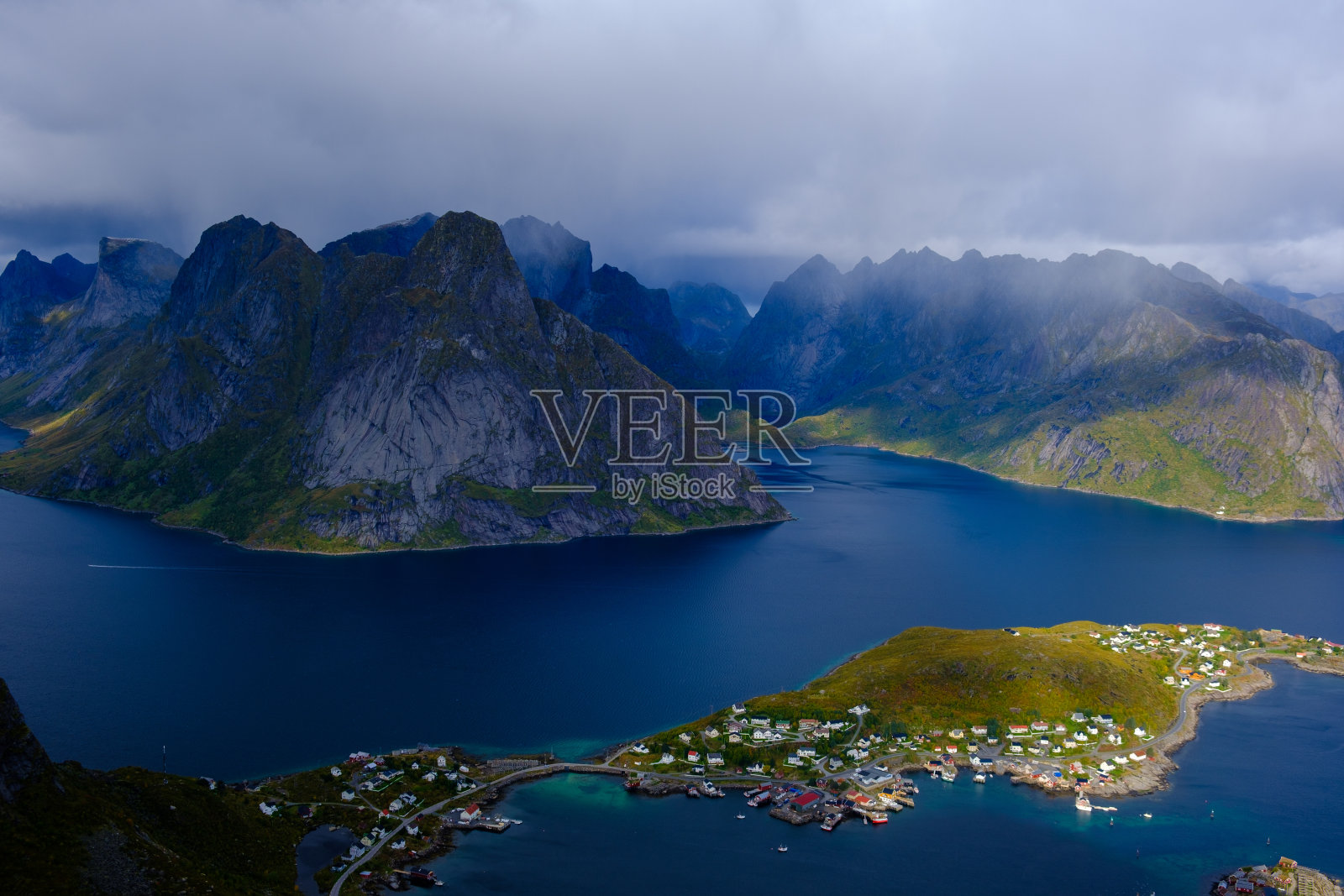 在挪威，罗浮敦群岛峡湾之间的村庄照片摄影图片