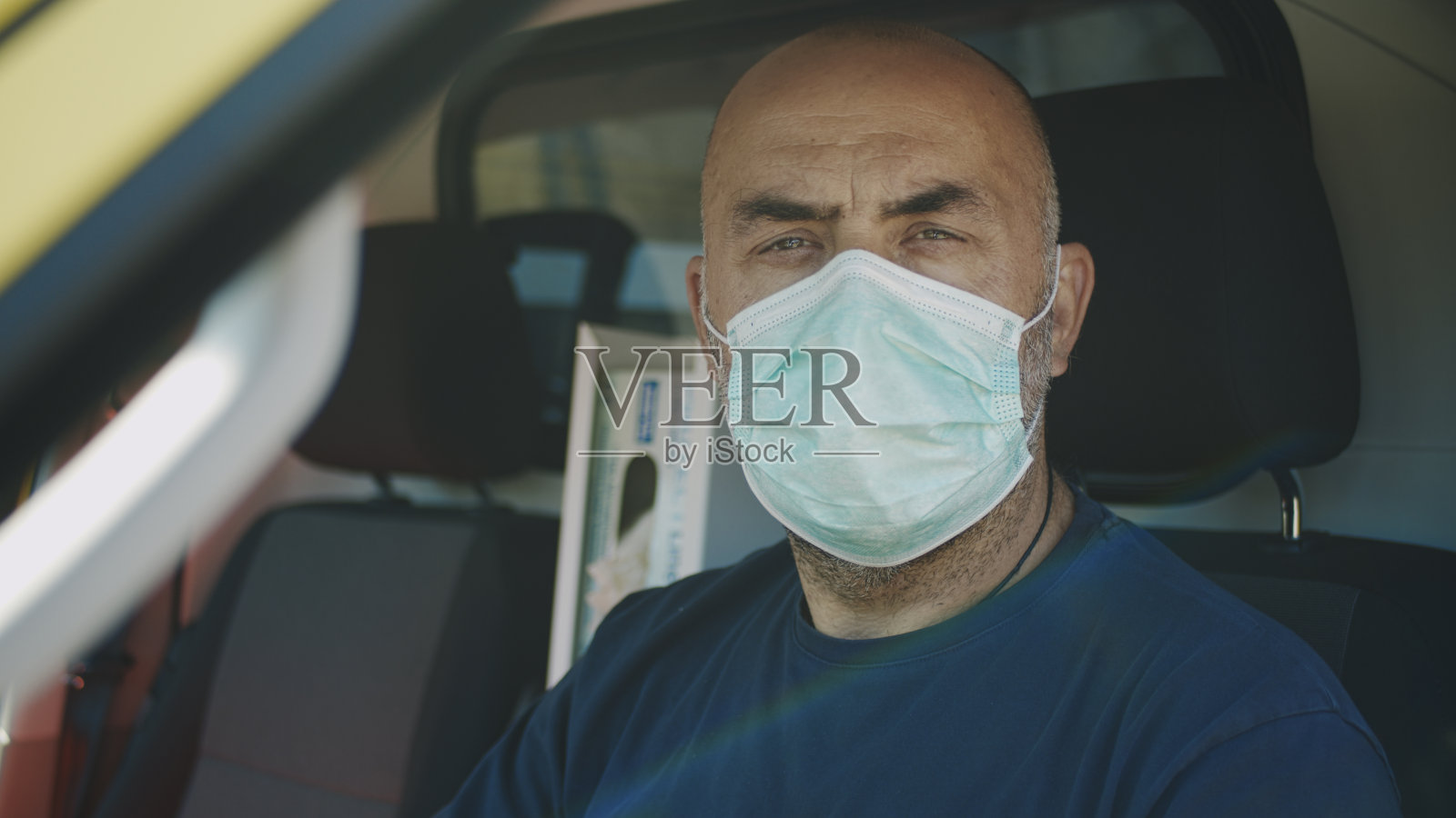 医护人员在救护车内戴面罩的肖像照片摄影图片