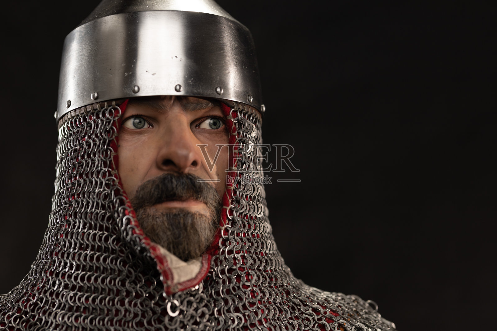 戴着头盔戴着骑士盔甲的假人照片摄影图片