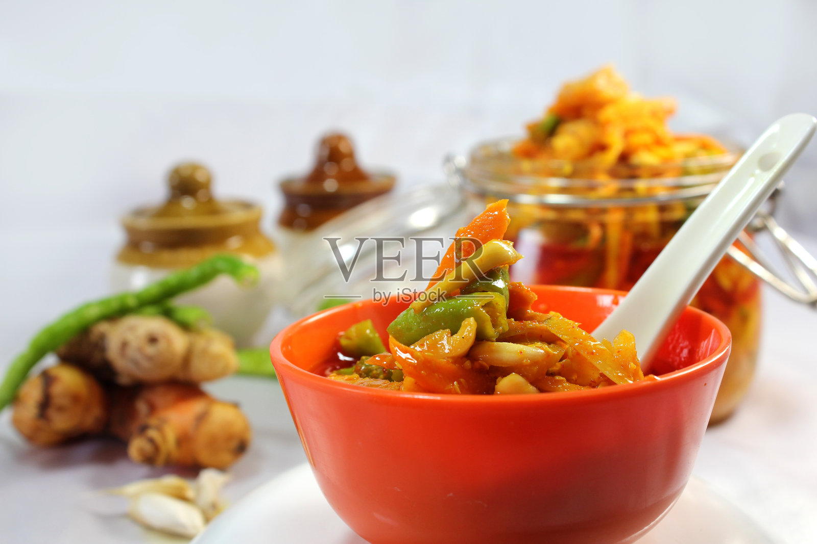 印度辛辣腌菜在家准备，并在玻璃罐中供应照片摄影图片