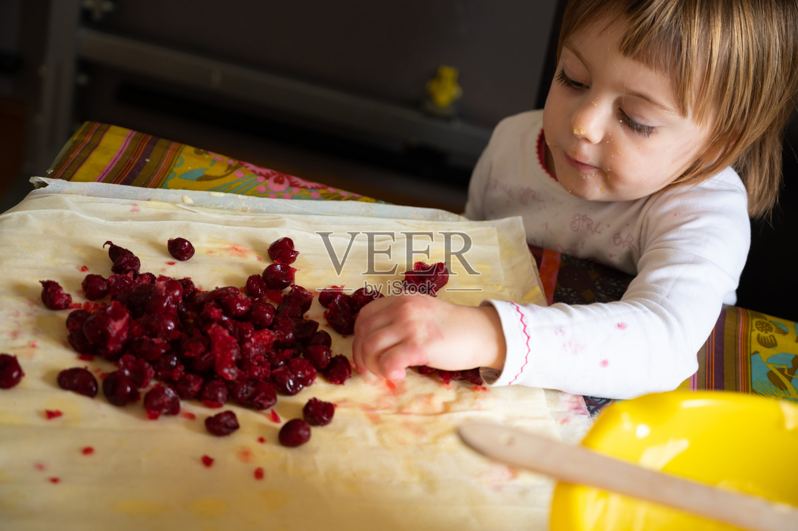 小女孩和酸樱桃派照片摄影图片