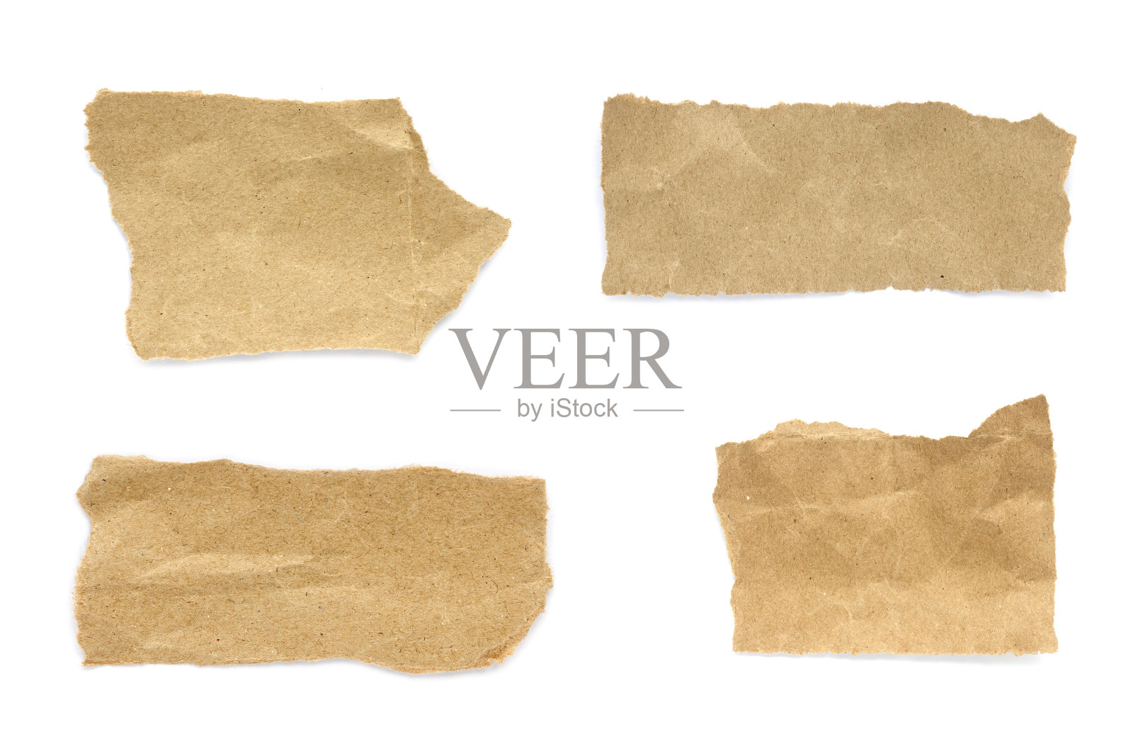 再生纸工艺棒在白色的背景。牛皮纸撕破或撕破的纸片孤立在白色背景上。照片摄影图片