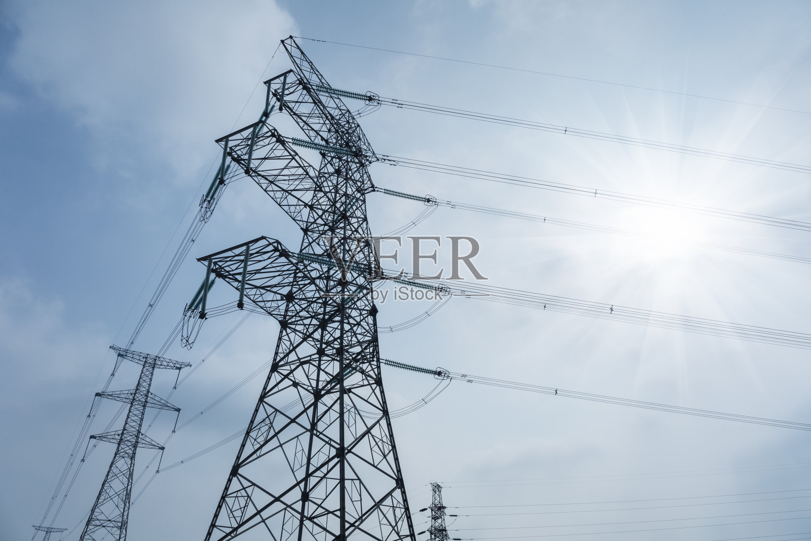 蓝天下的输电塔照片摄影图片
