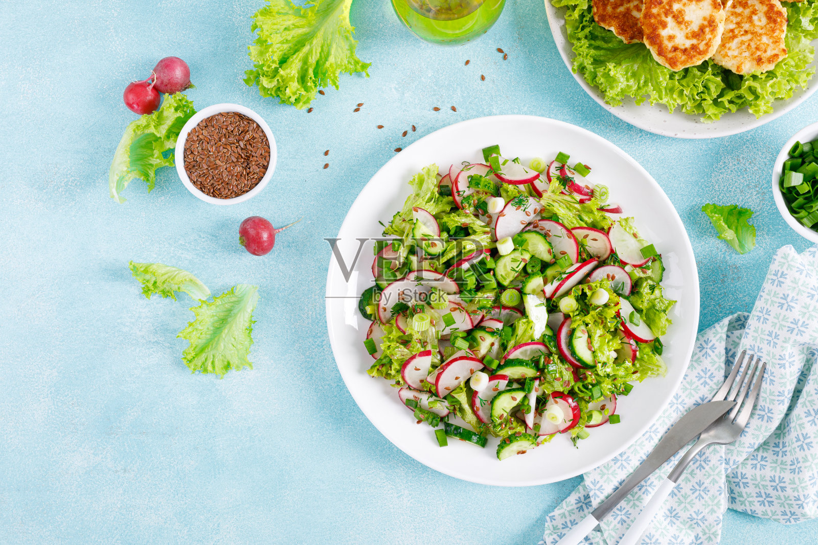 用萝卜，黄瓜，生菜，莳萝和葱花做成的新鲜蔬菜沙拉照片摄影图片