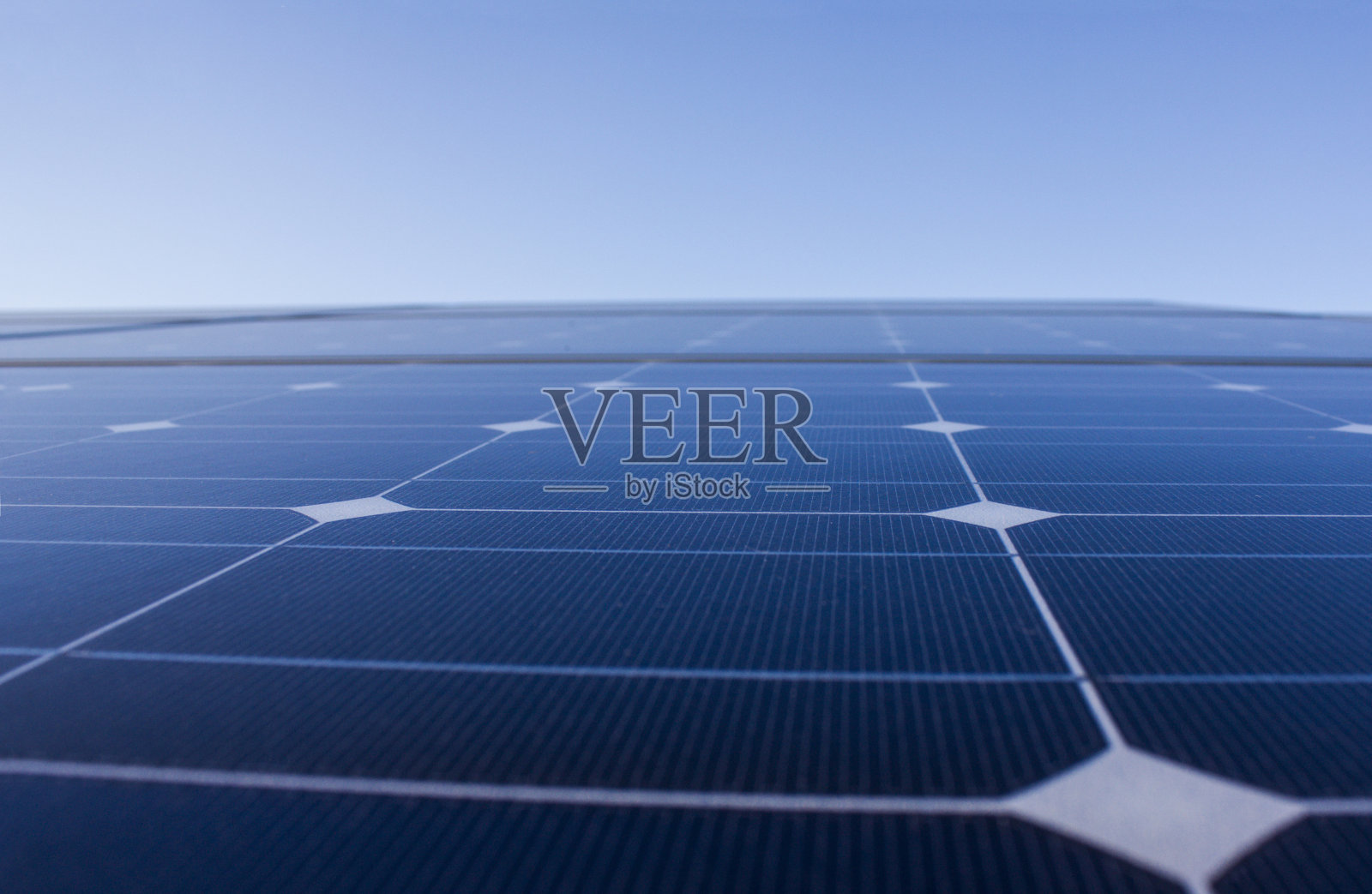 夕阳背景上的光伏电池。发电厂使用可再生的太阳能与多云的蓝天。行业及经营理念照片摄影图片