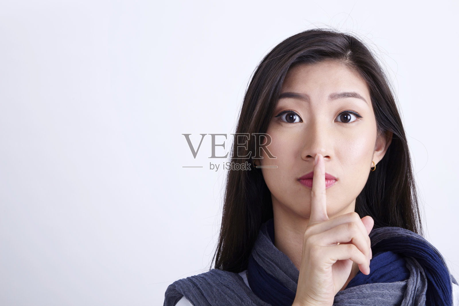 女人用手示意安静照片摄影图片