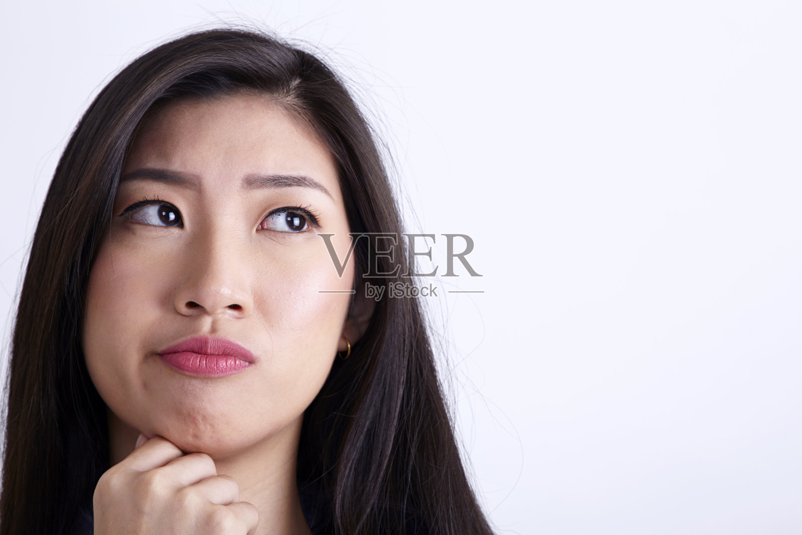 带着怀疑表情的亚洲华人照片摄影图片