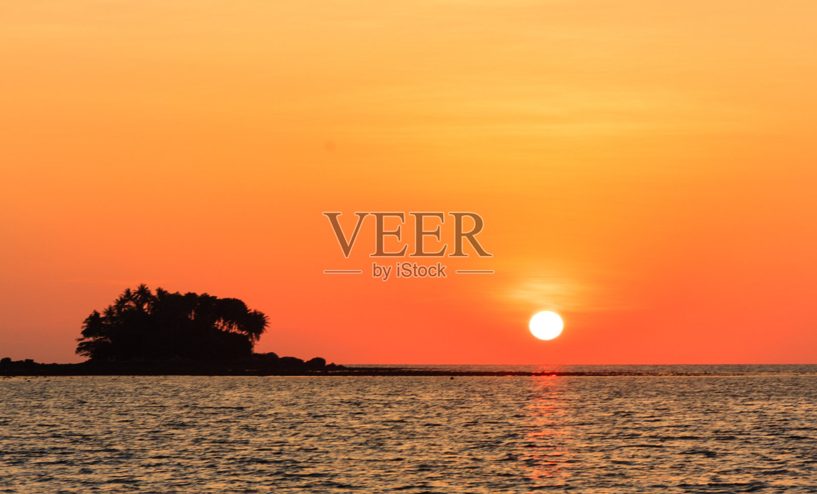 奶阳海滩上的橙色夕阳照片摄影图片