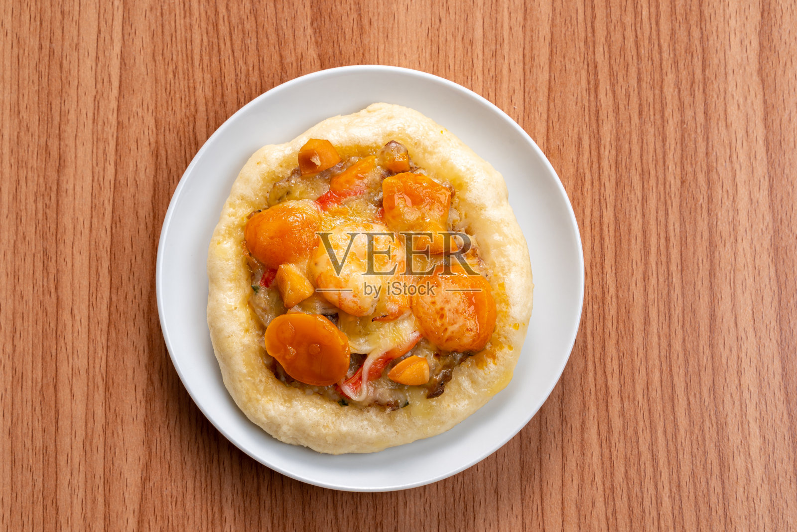 披萨芝士配鲜虾、猪肉、蟹肉条和咸蛋。照片摄影图片