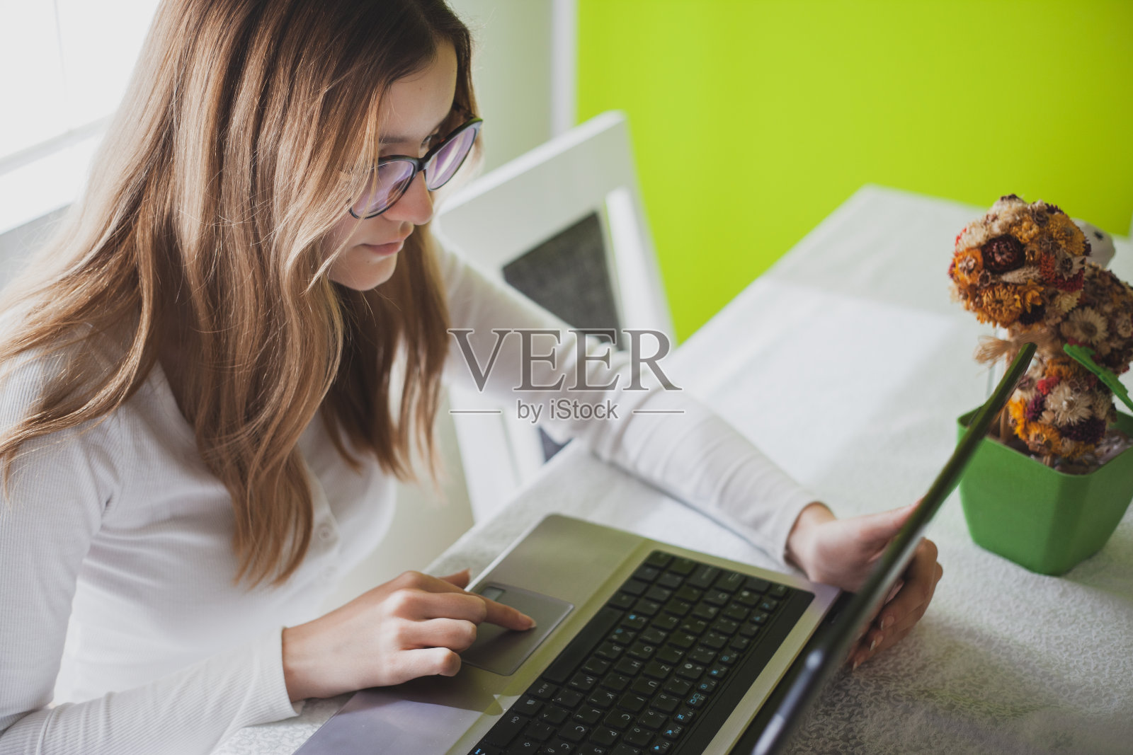 在covid-19危机期间在家工作的年轻女性照片摄影图片