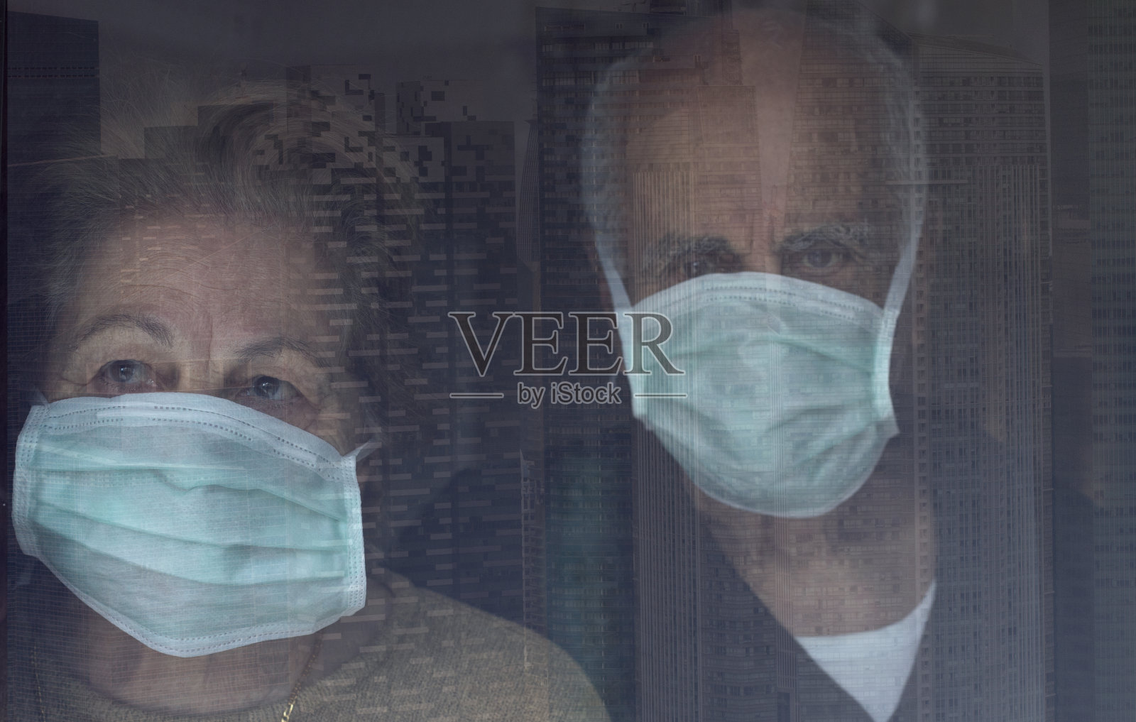 戴面具的老人和妇女透过窗户看照片摄影图片