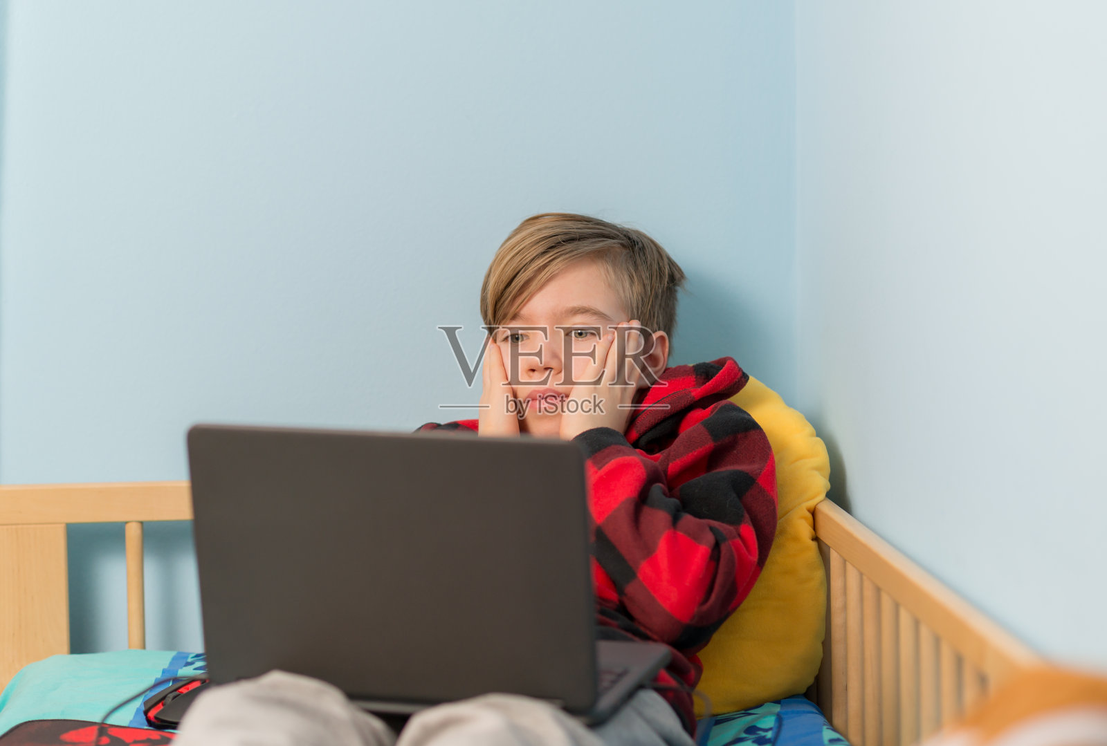 在COVID-19冠状病毒危机中在家学习的孩子照片摄影图片