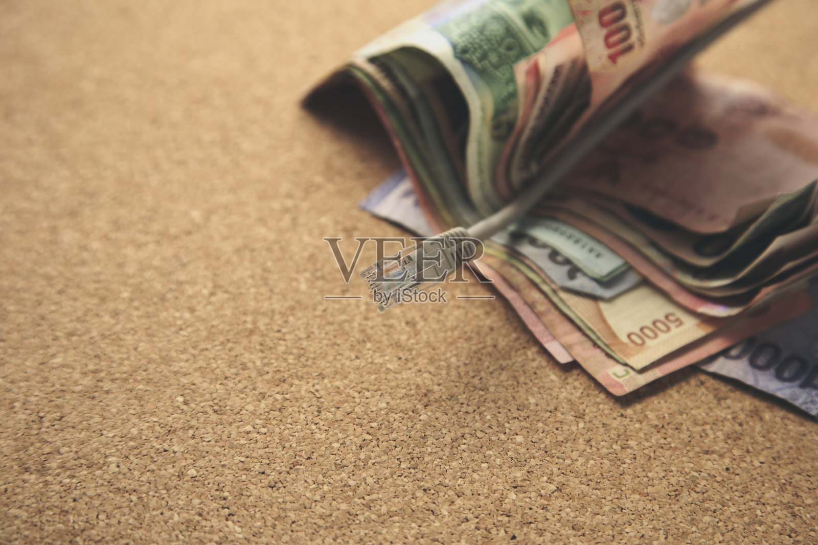 网上赚钱概念图像由人手、现金和网线组成。照片摄影图片