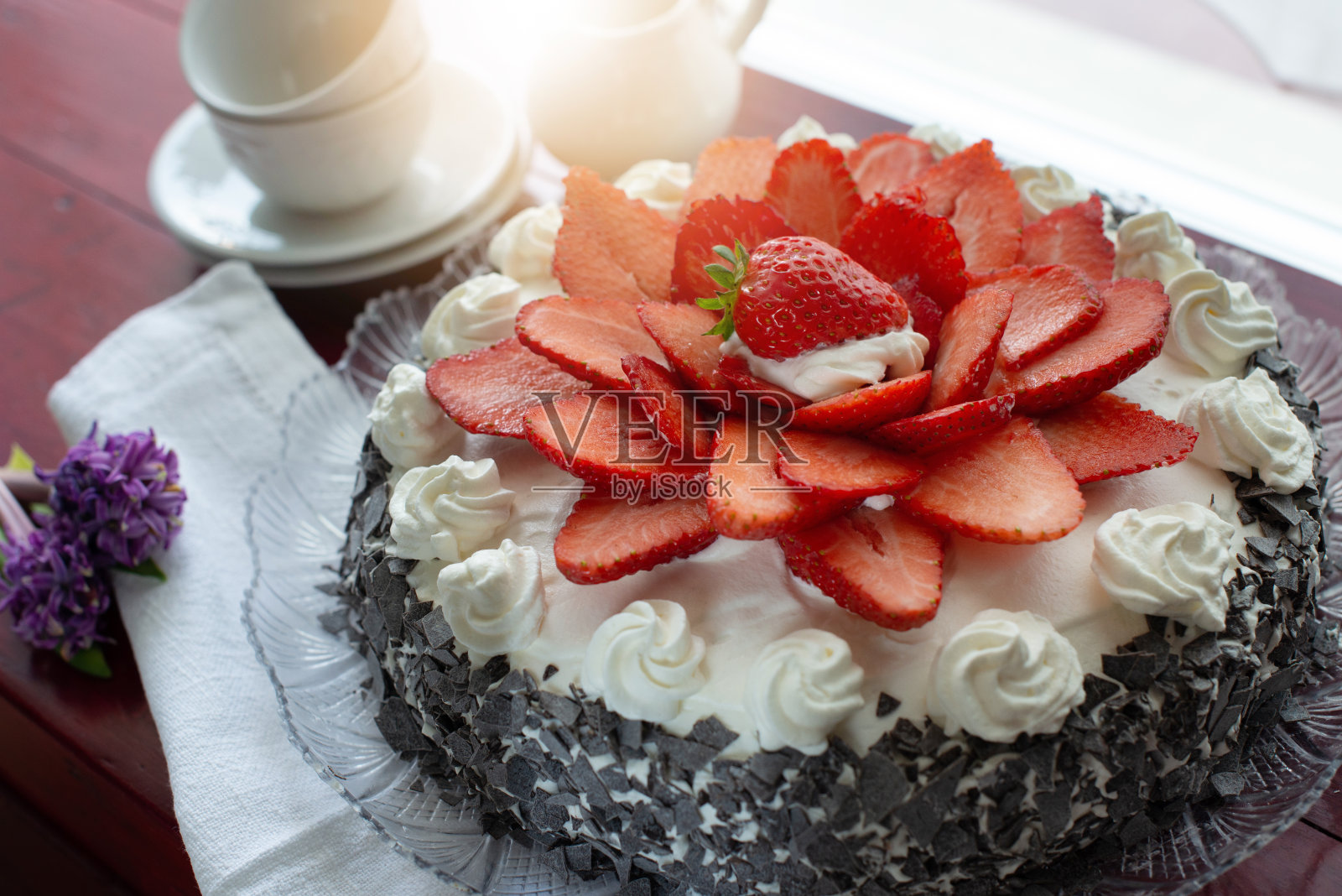 自制蛋糕，海绵蛋糕，奶油，塞满草莓照片摄影图片