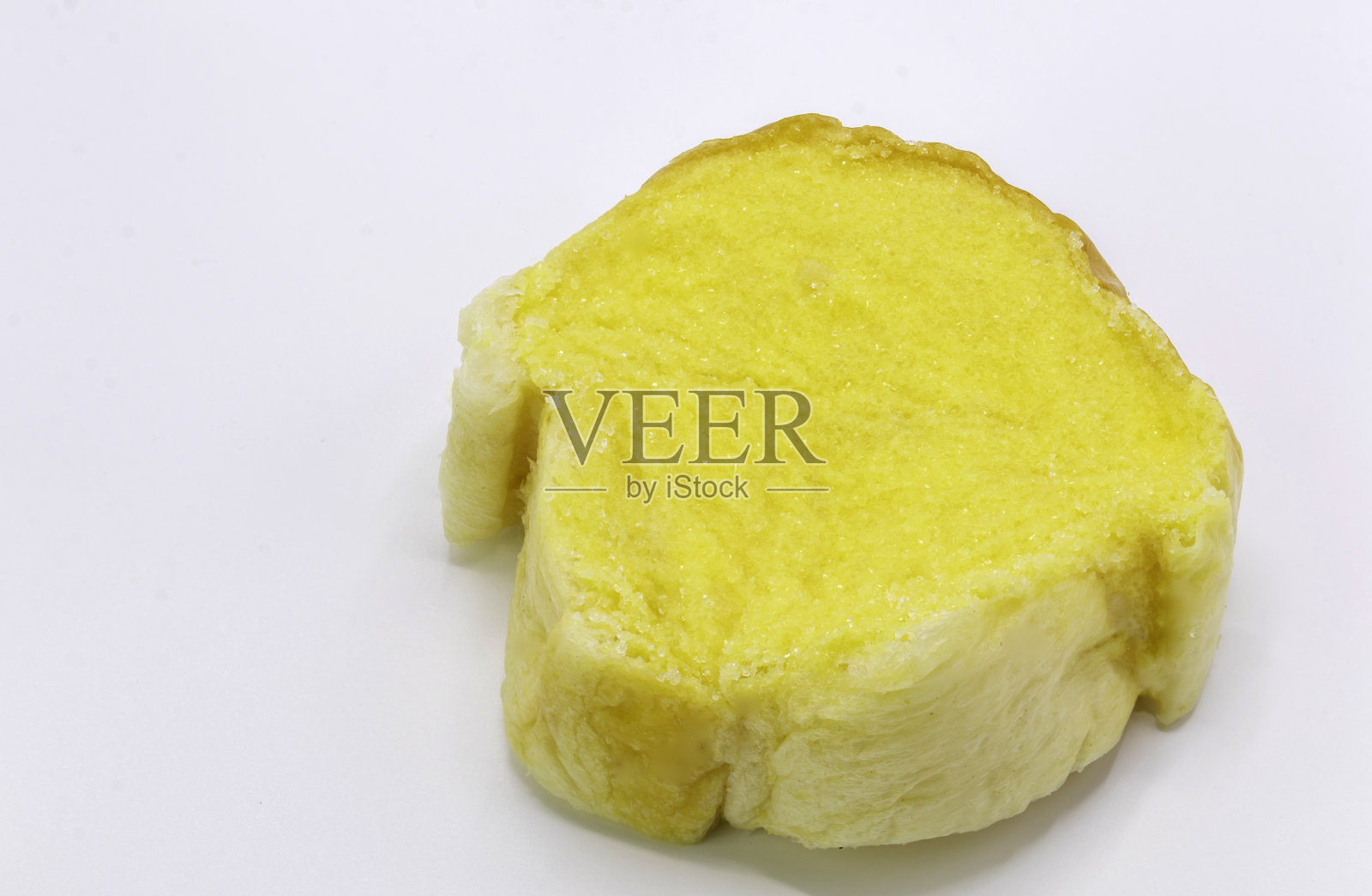 特写吐司面包，黄油，奶酪和糖孤立在白色的背景。照片摄影图片