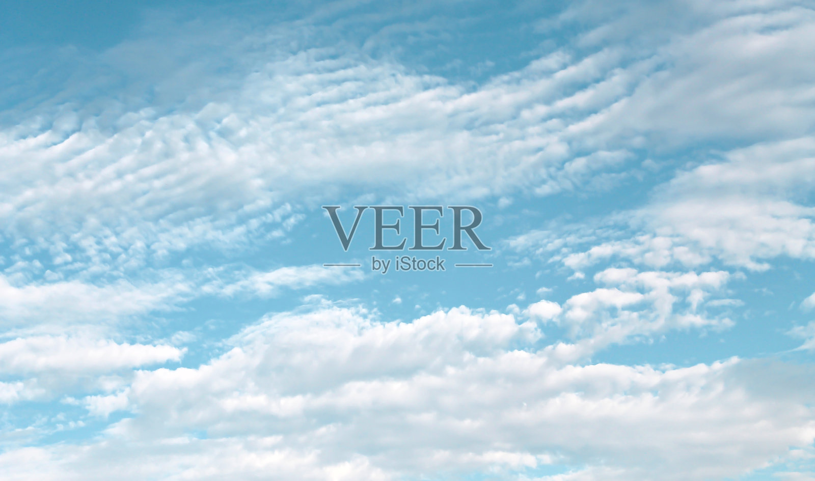 云在明亮的蓝色天空背景上扩散图案照片摄影图片