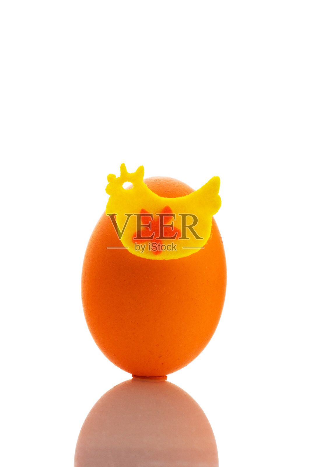 在白色孤立的背景上装饰复活节的橙色鸡蛋照片摄影图片