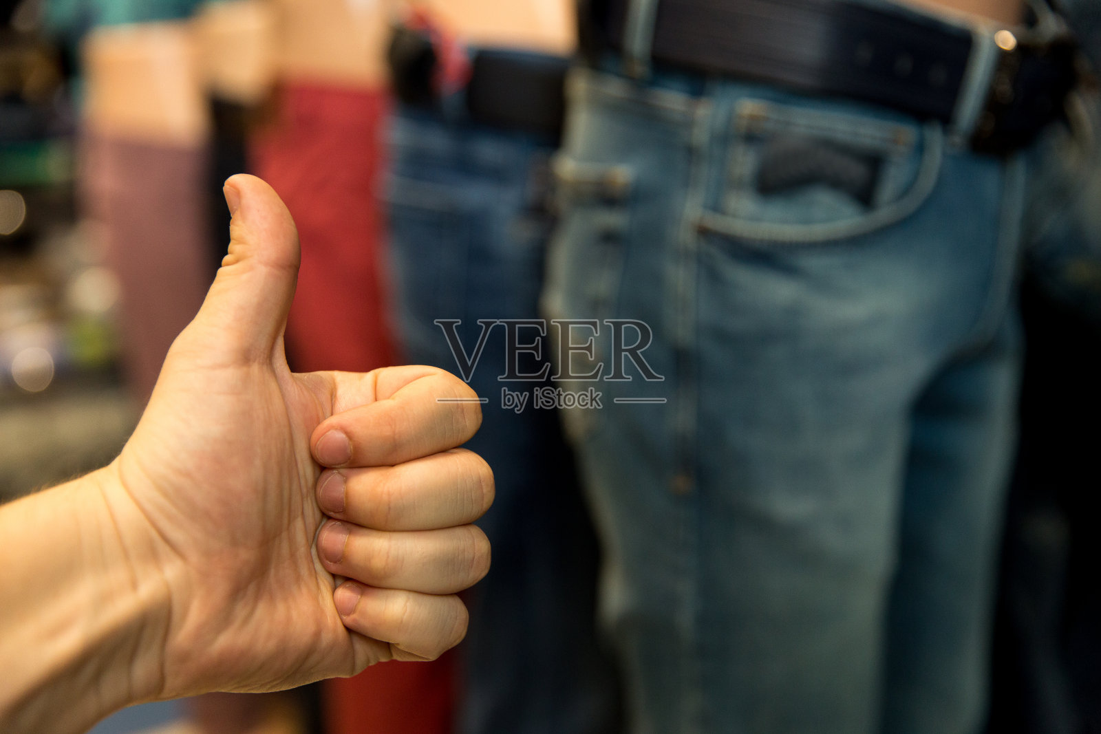 商店里有很多不同的蓝色牛仔裤。牛仔衣服商店照片摄影图片