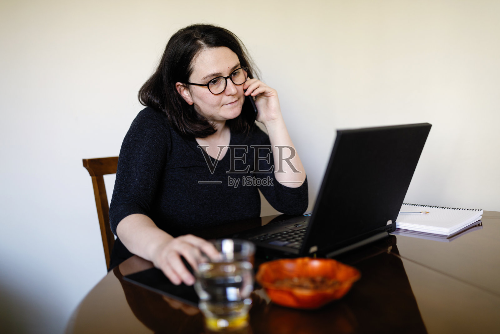 年轻女子在家用笔记本电脑工作照片摄影图片