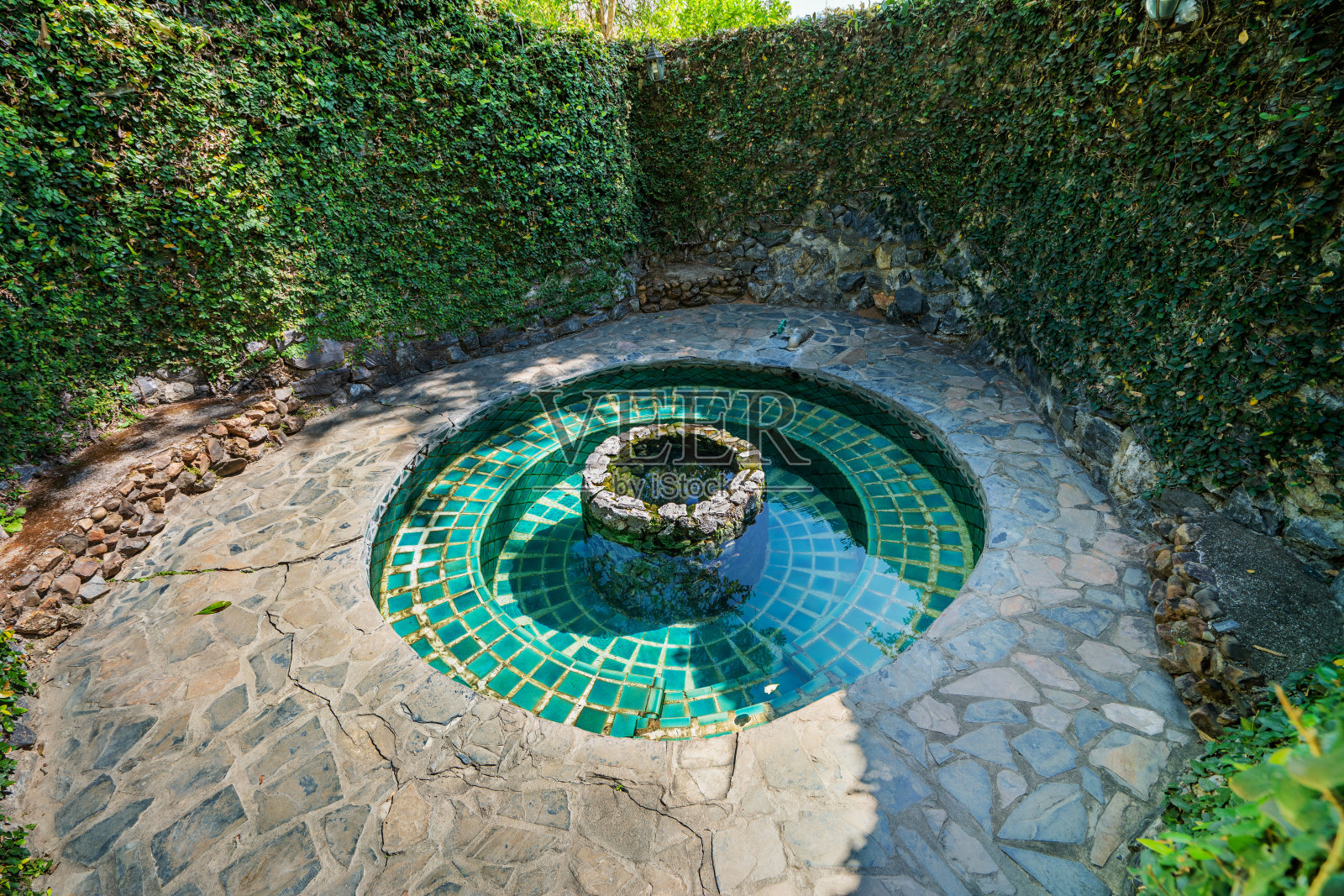 露天温泉。照片摄影图片