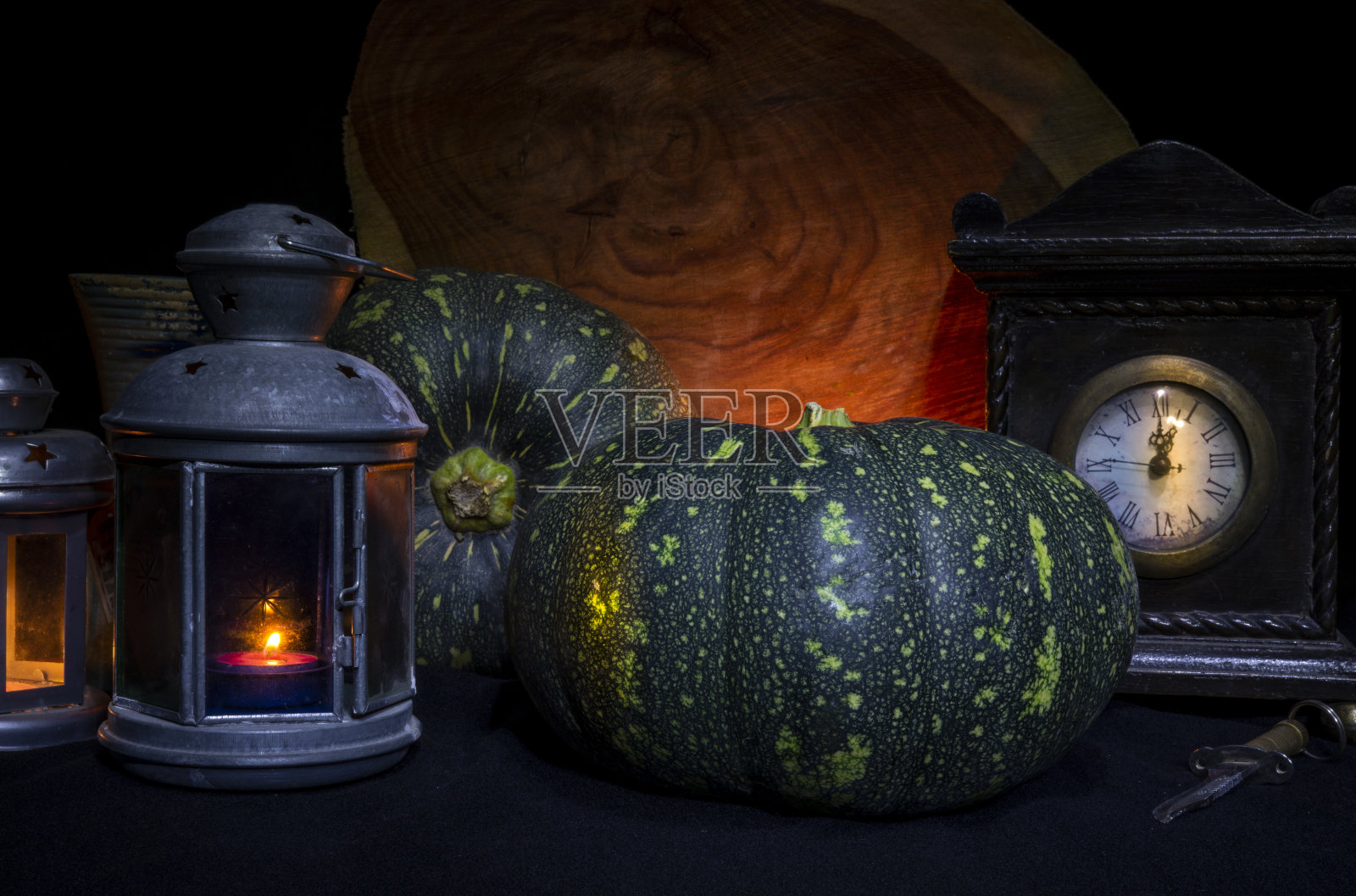 庆祝主题南瓜-圣诞灯笼和时钟照片摄影图片