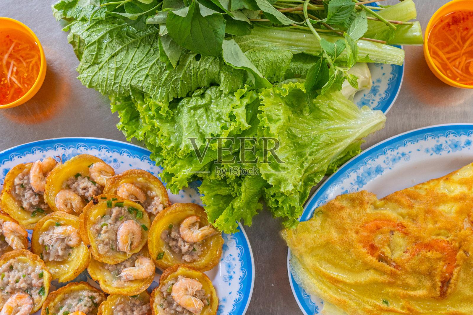 传统的越南虾饼和可丽饼配蔬菜和鱼露照片摄影图片