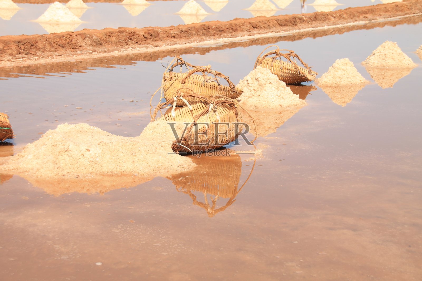 准备收割的盐堆照片摄影图片