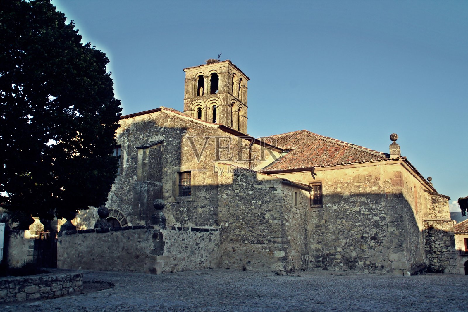 西班牙塞戈维亚佩德拉萨的圣约翰浸礼会天主教会。照片摄影图片