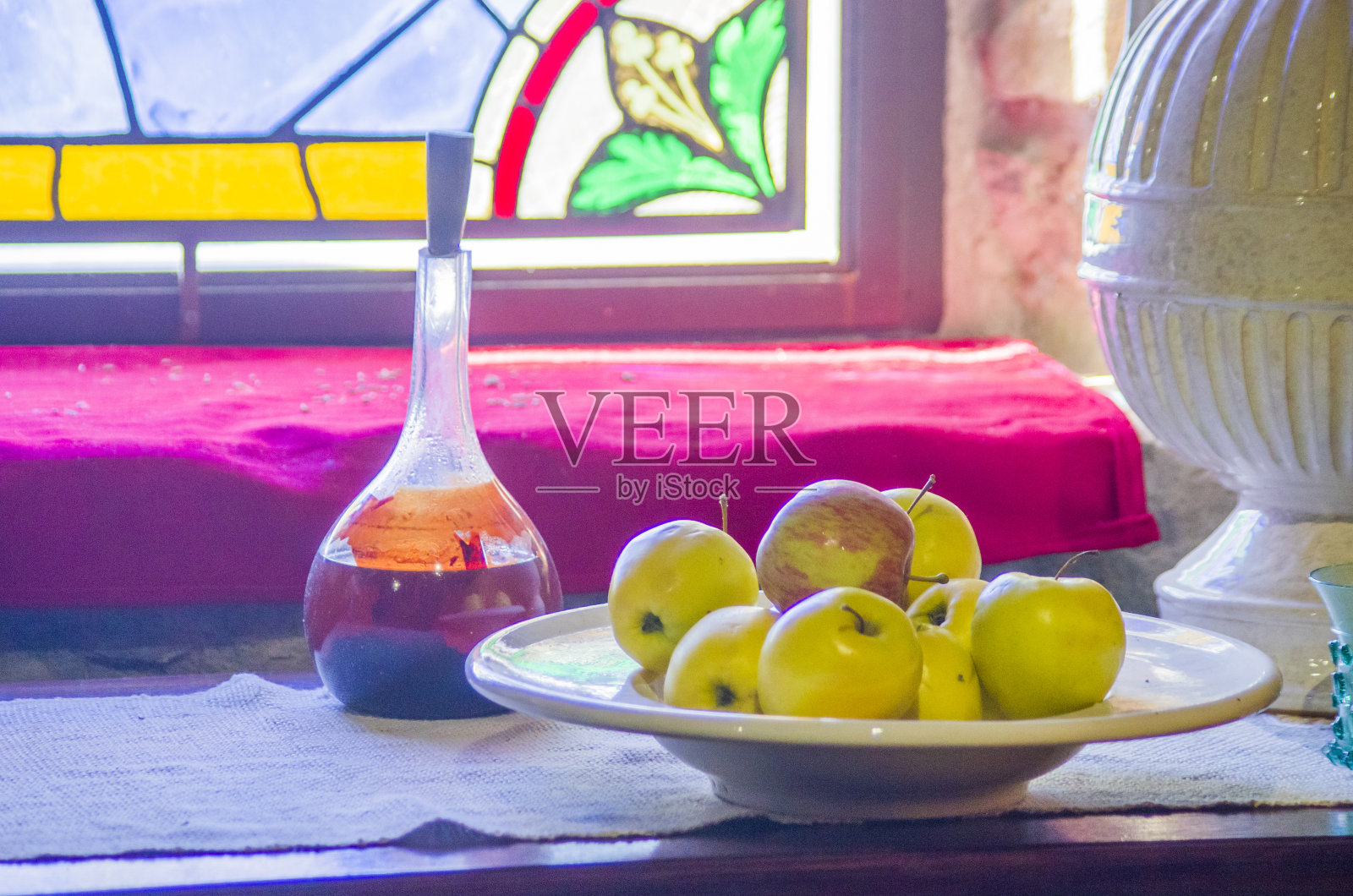 古代乡村菜肴，传统菜肴，配料，农牧产品，苹果和草药浸在珍贵的安瓿照片摄影图片