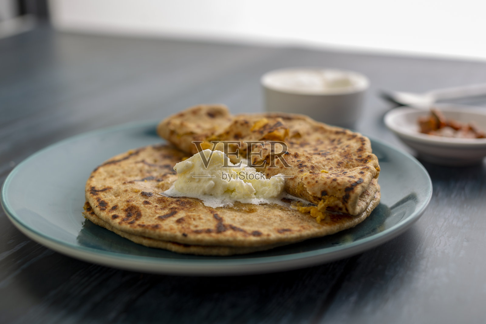 填充木豆paratha与凝乳，泡菜和白黄油照片摄影图片