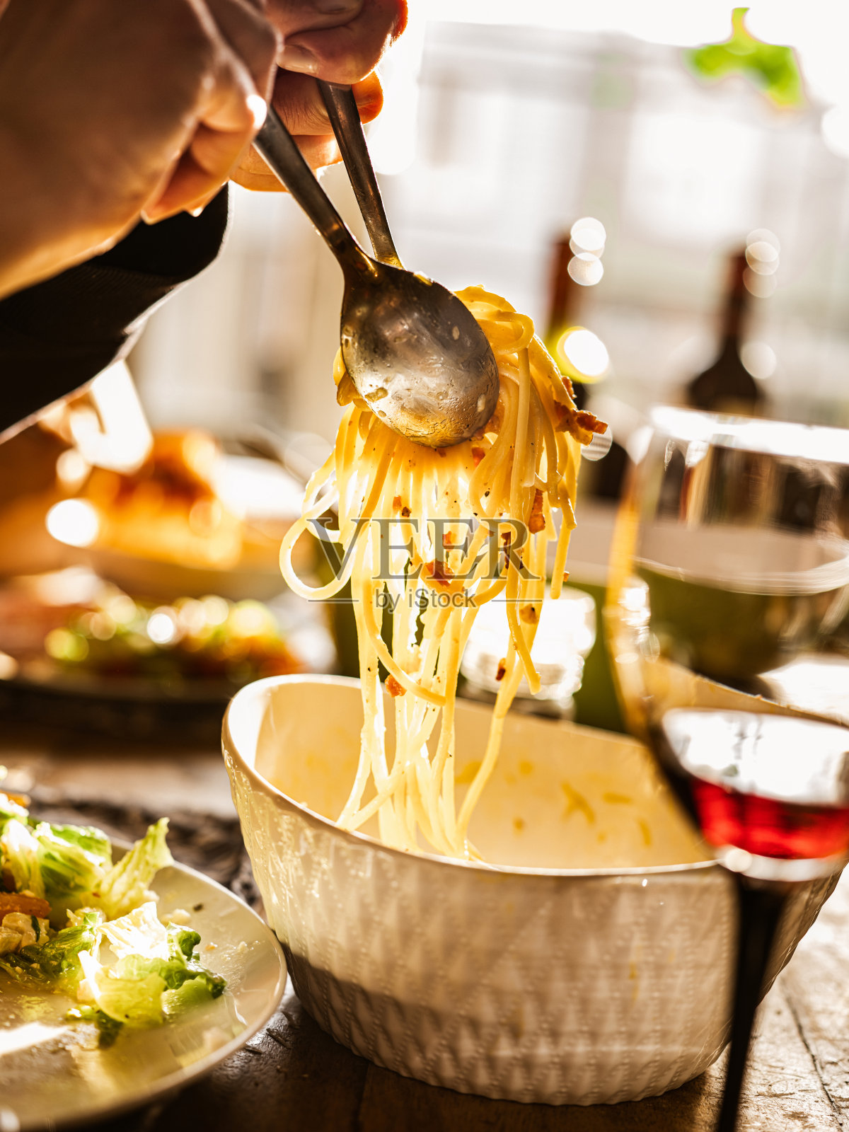 吃意大利干酪意面午餐照片摄影图片