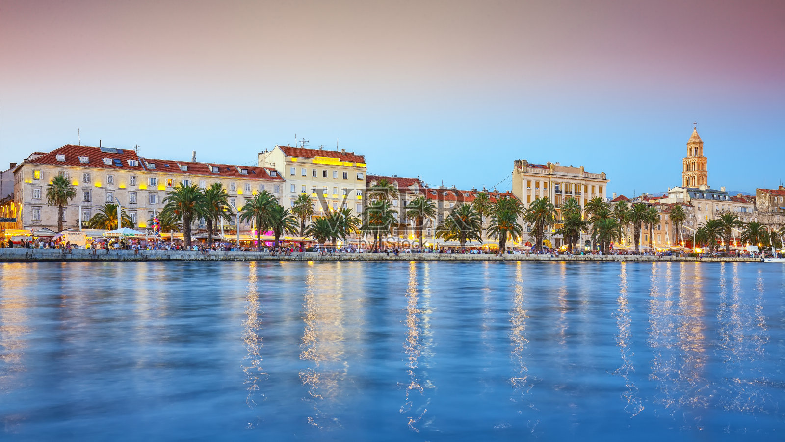 在斯普利特，可以看到著名的戴克里先皇帝宫殿和亚得里亚海海岸的全景照片摄影图片